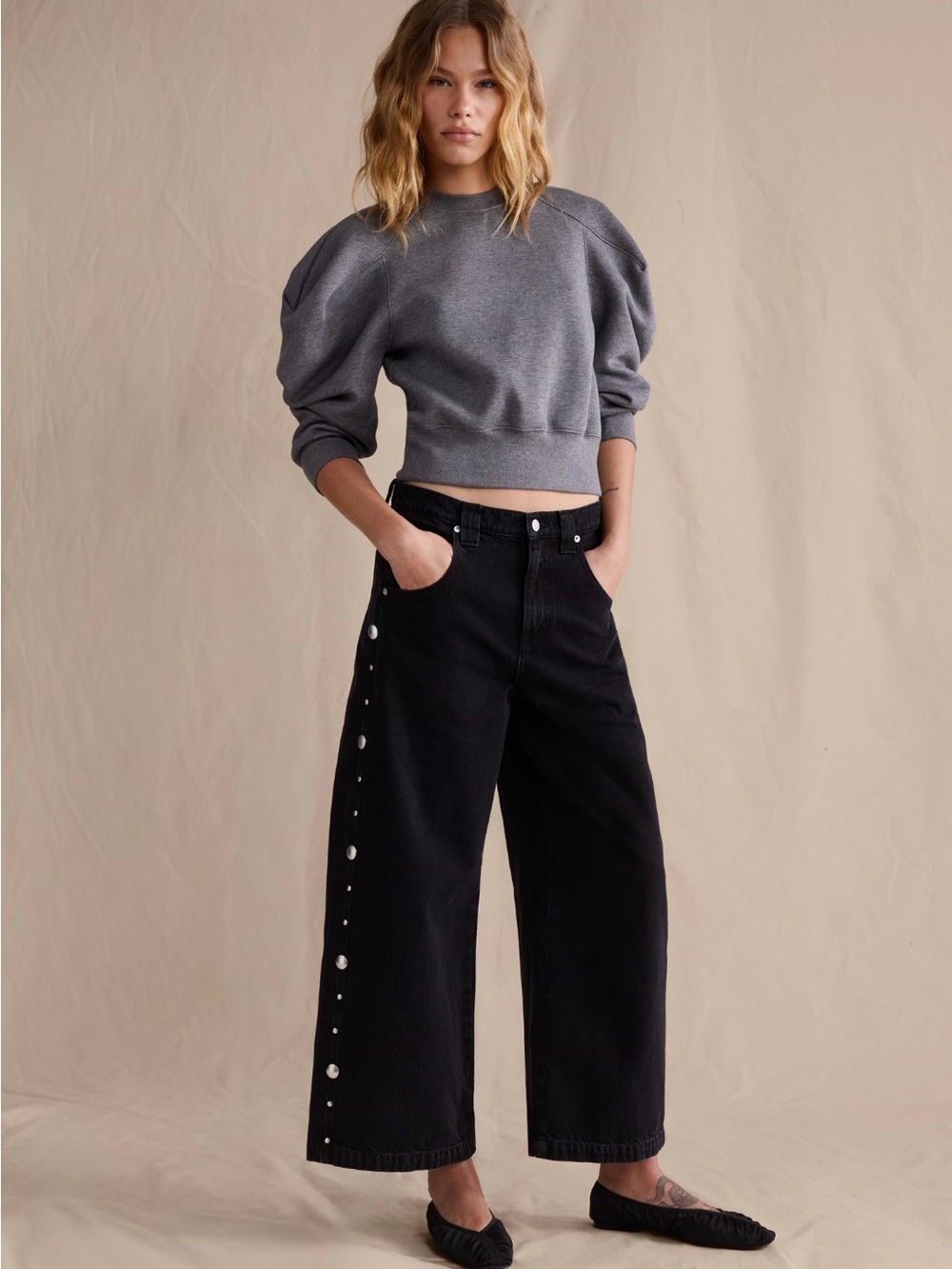 Banana Republic Low Rise Loose Studio Cropped Jean.  Size 29. Black Rinse Wash